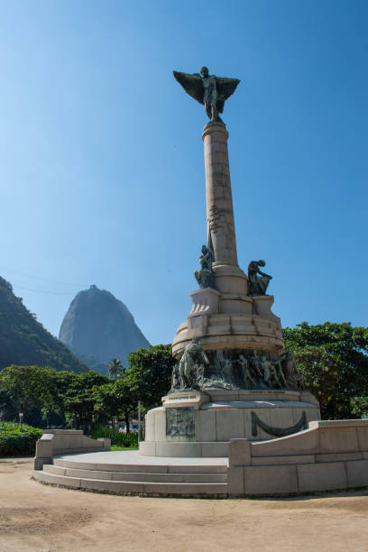 rio de janeiro, brasile: monumento agli eroi di laguna e dourados nella piazza general tiburcio nel quartiere urca - urca rio de janeiro rainforest brazil foto e immagini stock