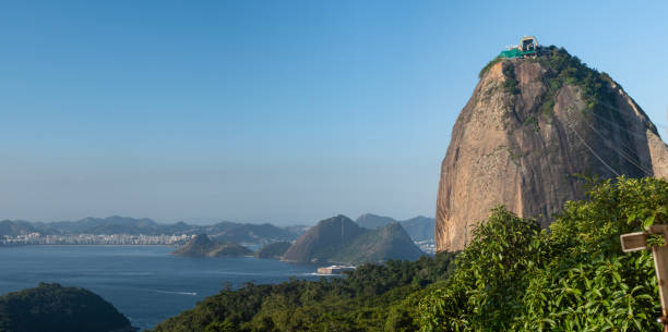 브라질 리우데 자네이루 : niteroi 시정촌의 스카이 라인을 한눈에 볼 수있는 sugarloaf mountain 및 케이블카 - niteroi corcovado rio de janeiro tropical climate 뉴스 사진 이미지