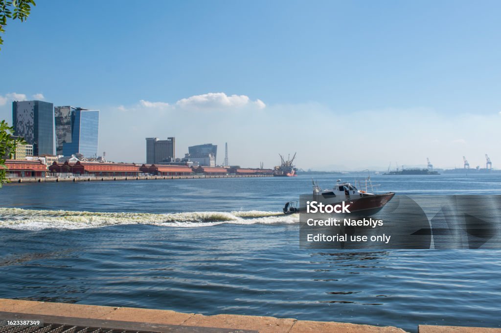 ブラジルリオデジャネイログアナバラ湾を航行する漁船港の再開発地域のスカイライン カラー画像のストックフォトや画像を多数ご用意 カラー