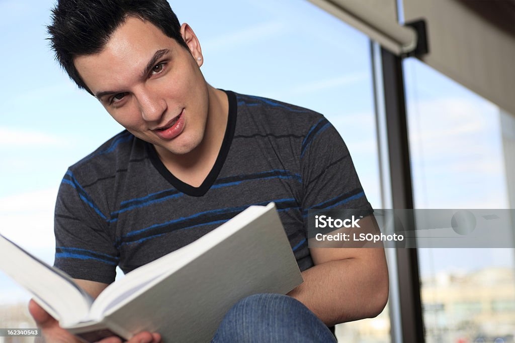 Estudante na biblioteca-Homem Smyling fechar a janela - Royalty-free 20-29 Anos Foto de stock