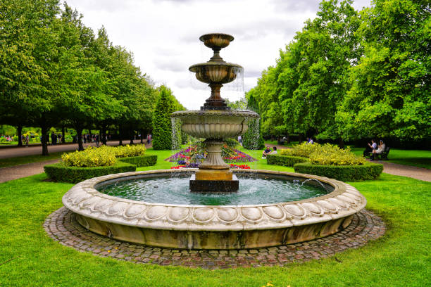 summer at avenue gardens in regent's park, londra, regno unito - marylebone foto e immagini stock