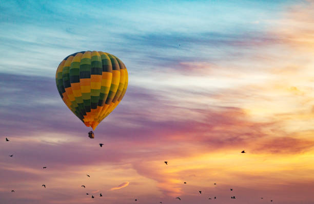 impresionante vista de la mañana y globos en capadocia despegando al amanecer. - goreme rural scene sandstone color image fotografías e imágenes de stock