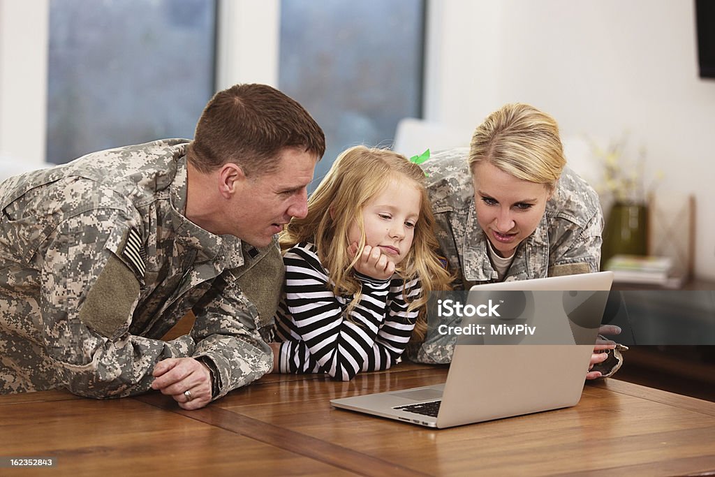 Wojsko rodziny Patrząc na laptopa - Zbiór zdjęć royalty-free (Rodzina)