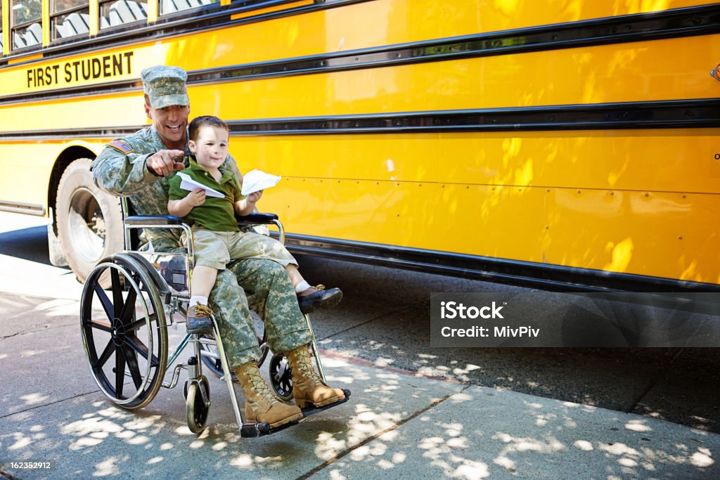 Veteran und junge im Rollstuhl - Lizenzfrei Veteran Stock-Foto