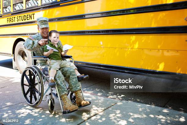 Veteran Und Junge Im Rollstuhl Stockfoto und mehr Bilder von Veteran - Veteran, USA, US-Kultur