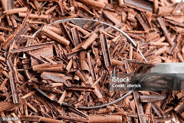 Foto de Raspas De Chocolate Na Colher e mais fotos de stock de Chocolate - Chocolate, Chocolate Amargo, Colher - Faqueiro