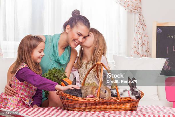 Foto de Diversão De Páscoa e mais fotos de stock de Adolescente - Adolescente, Adolescentes Meninas, Adulto