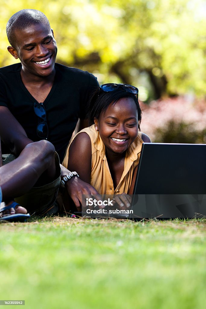 Jovem casal apreciando o sol - Foto de stock de Aluno de Universidade royalty-free