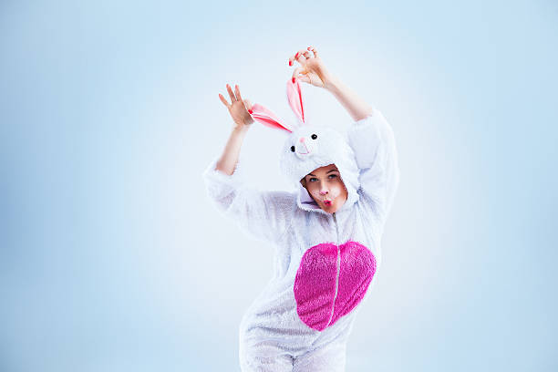 conejo de pascua feliz - easter easter bunny fun humor fotografías e imágenes de stock