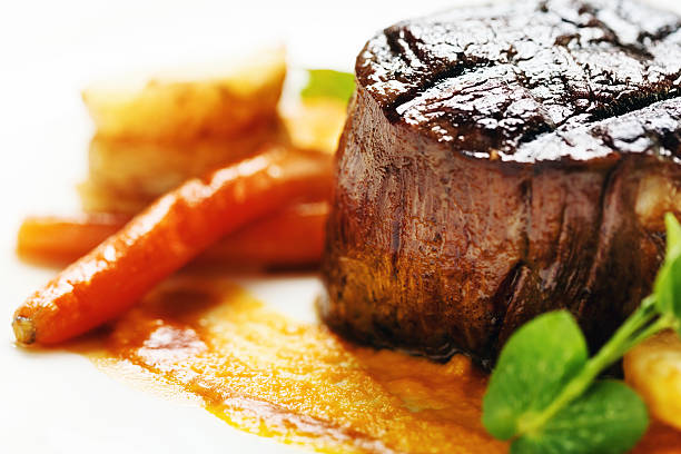 bife de filé grelhado com bife e delicioso - fillet steak char grilled filet mignon steak - fotografias e filmes do acervo