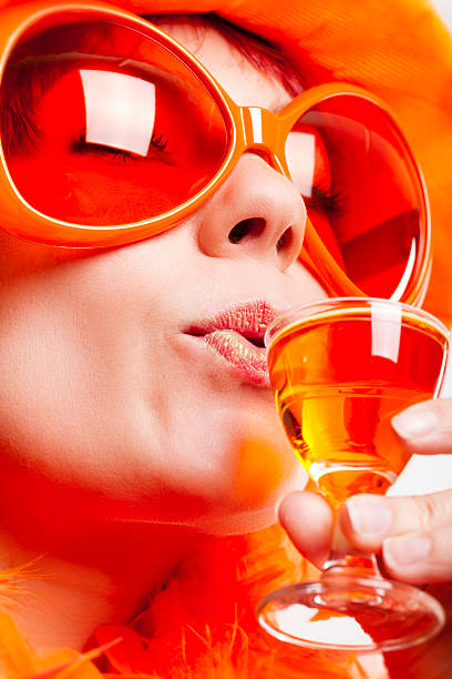 młoda kobieta pije oranjebitter - model98 zdjęcia i obrazy z banku zdjęć