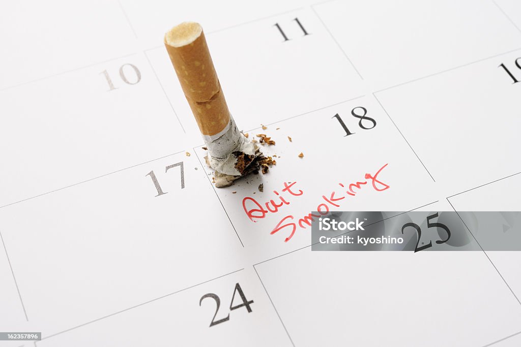 Smettere di fumare-sigaretta stub in un giorno di calendario - Foto stock royalty-free di Ispirazione