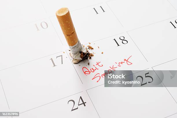 Deixar De Fumar De Cigarro Stubbed Fora Em Um Dia No Calendário - Fotografias de stock e mais imagens de Cigarro