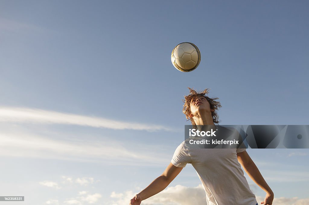 Joueur de football en direction de la balle - Photo de Faire une tête libre de droits