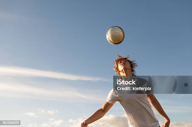 Photo libre de droit de Joueur De Football En Direction De La Balle banque d'images et plus d'images libres de droit de Faire une tête - Faire une tête, Balle ou ballon, Activité