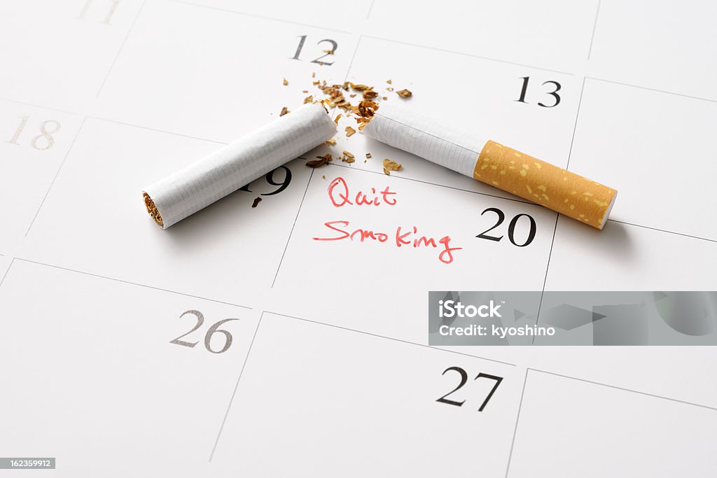 Deixar de fumar de cigarro stubbed em um dia no calendário - Foto de stock de A Data royalty-free