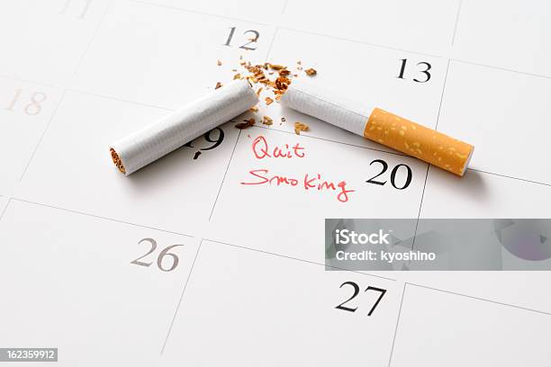 Foto de Deixar De Fumar De Cigarro Stubbed Em Um Dia No Calendário e mais fotos de stock de A Data