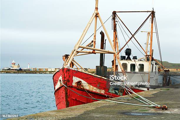 Old Arrastrero En Howth Harbor Foto de stock y más banco de imágenes de Embarcación marina - Embarcación marina, Industria de la pesca, Puerto