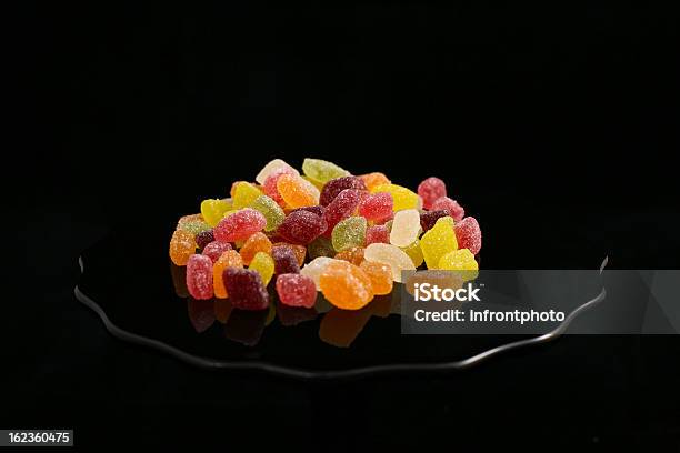 Doces Em Um Preto Elegante De Servir Bolo - Fotografias de stock e mais imagens de Fundo Preto - Fundo Preto, Doce, Goma - Doce