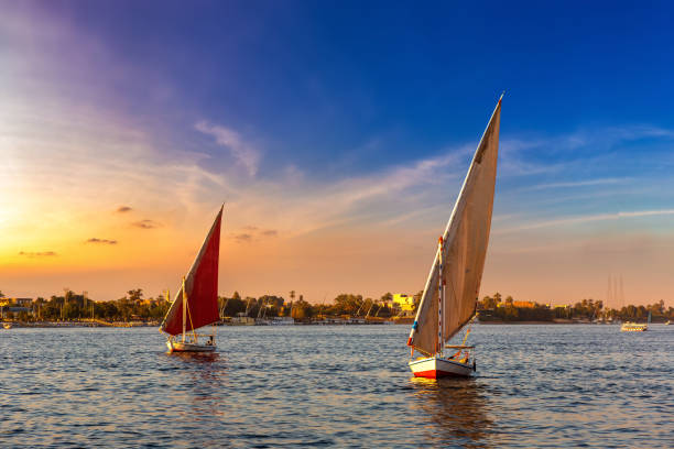 sailboat on nile at sunset - ancient egyptian culture egyptian culture sailing ship ancient imagens e fotografias de stock