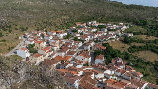 point de vue spectaculaire depuis le sommet du château surplombant le village de huelamo - cuenca province photos et images de collection