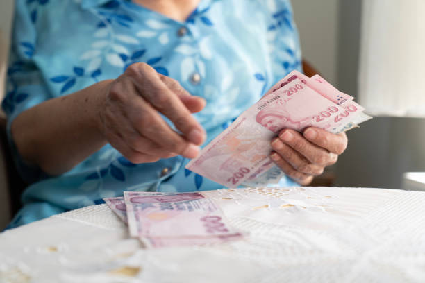manos sosteniendo billetes de liras turcas - currency women luxury wealth fotografías e imágenes de stock