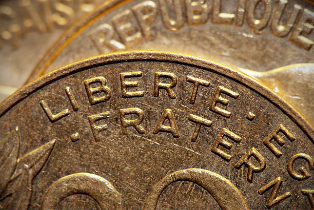 close-up da palavra "liberté" em 20 centimes moeda - france currency macro french coin - fotografias e filmes do acervo