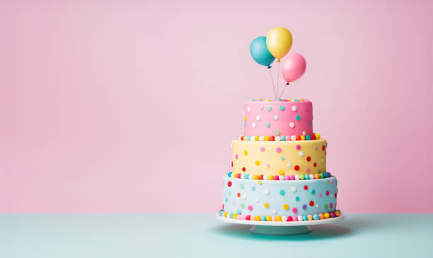 gâteau d’anniversaire à plusieurs niveaux décoré de ballons - pâtisserie photos et images de collection