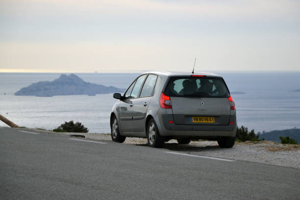 el viejo renault scenic se detuvo a un lado de una carretera - renault scenic fotografías e imágenes de stock