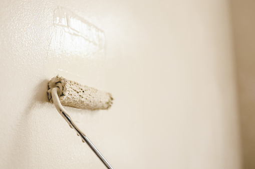 Painting the walls of a room. Paint Roller Techniques.