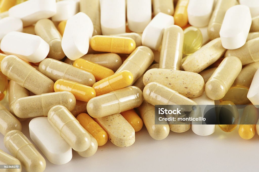 Composizione con integratori alimentari e varietà di pillole di farmaco - Foto stock royalty-free di Antidepressivo