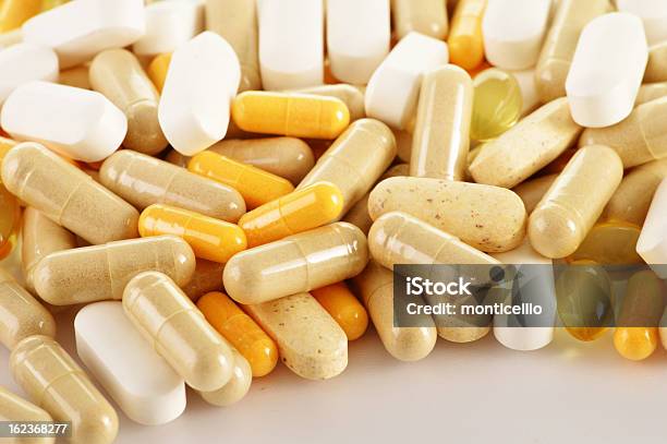 Composizione Con Integratori Alimentari E Varietà Di Pillole Di Farmaco - Fotografie stock e altre immagini di Antidepressivo