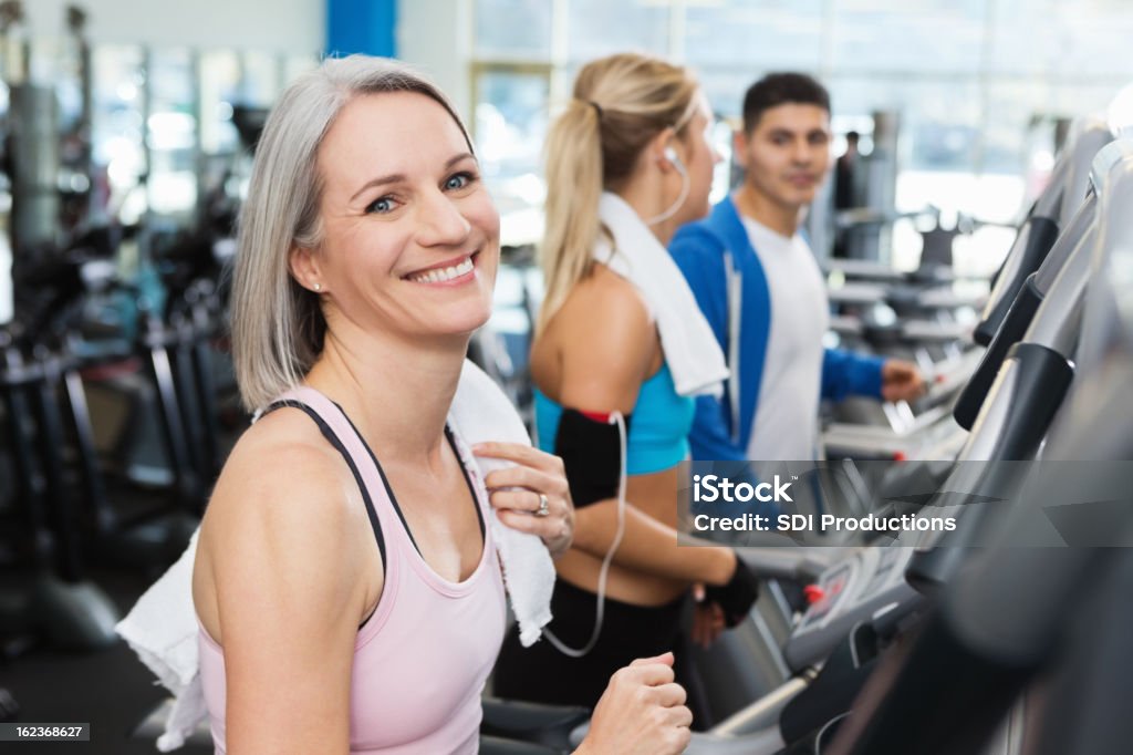 Ältere Frau, die Übungen auf Laufband im fitness-Studio - Lizenzfrei Abnehmen Stock-Foto