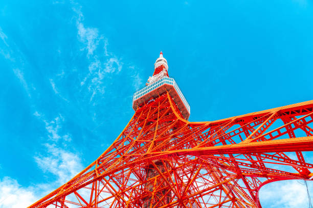 токийская башня с голубым небом - tilt view стоковые фото и изображения