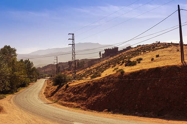 Route dans le Maroc. Non loin, la vallée de l'Ourika - Photo