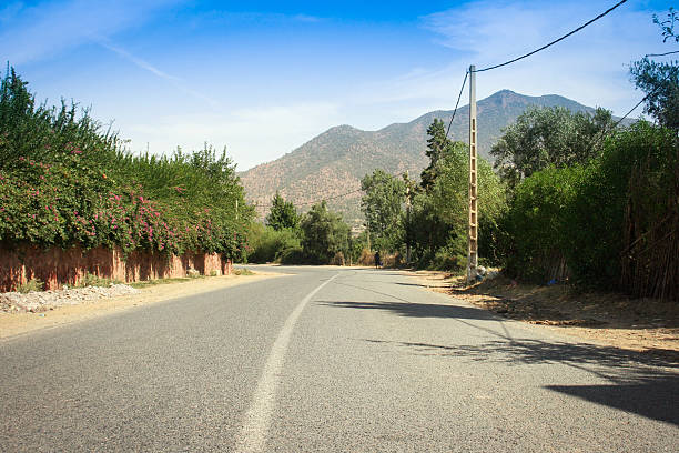 Route dans le Maroc. Non loin, la vallée de l'Ourika - Photo