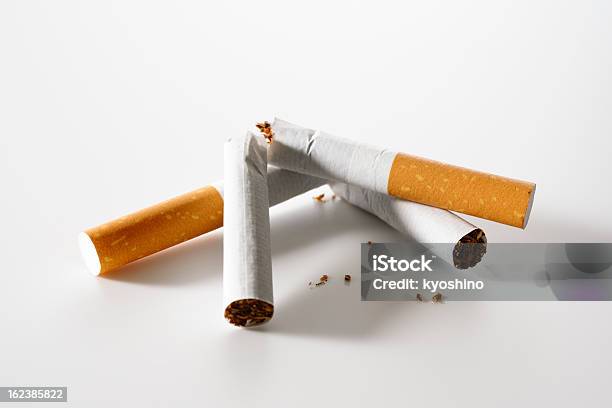 絶縁ショットを白背景でプロークンタバコ - 二つのストックフォトや画像を多数ご用意 - 二つ, 壊れた, 紙巻煙草