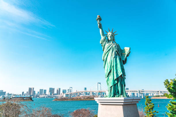 statue de la déesse de la liberté dans le parc odaiba kaihin à tokyo - réplique de la statue de la liberté odaiba photos et images de collection