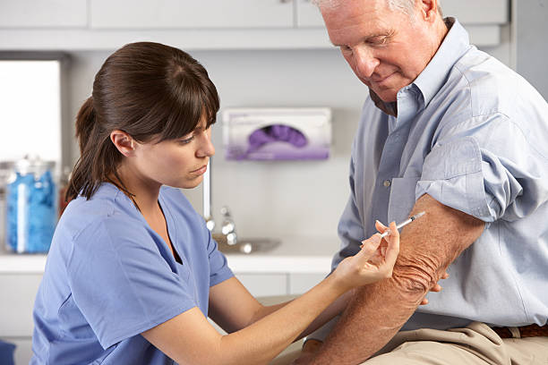 médico dando homem injecção - nurse doctor scrubs male imagens e fotografias de stock