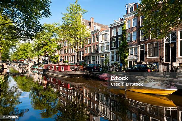 Barche Sul Canale Di Amsterdam - Fotografie stock e altre immagini di Amsterdam - Amsterdam, Canale, Ponte