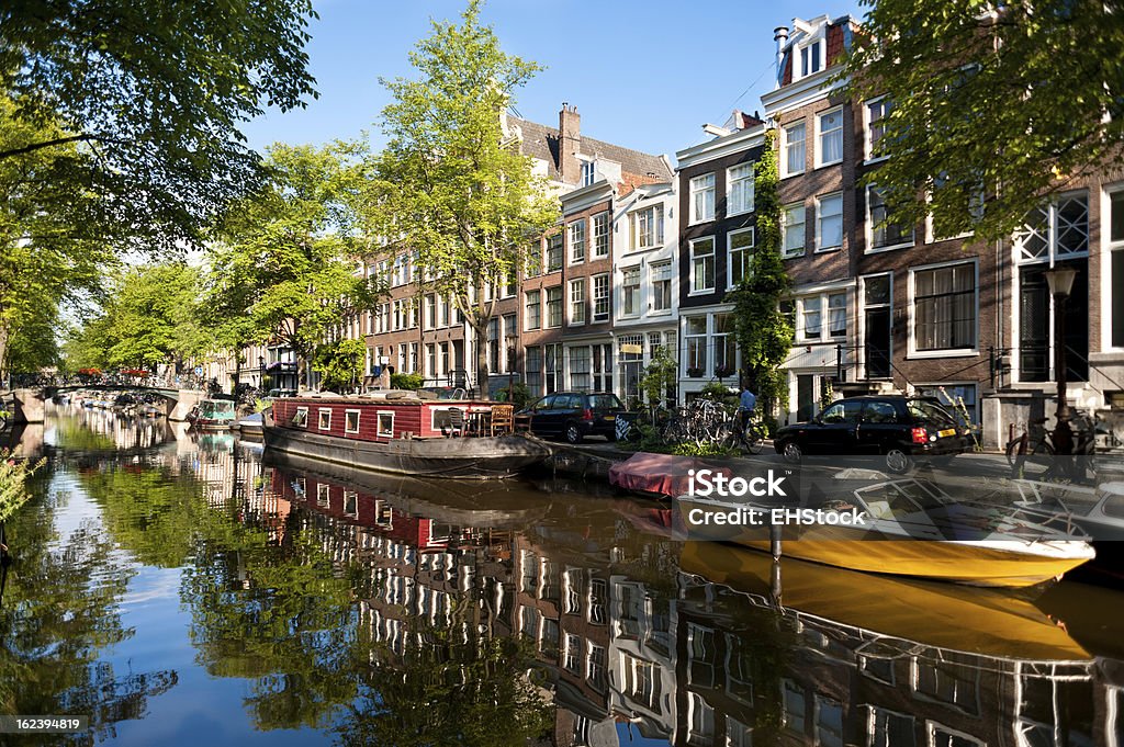 Łodzie na kanał Amsterdam - Zbiór zdjęć royalty-free (Amsterdam)