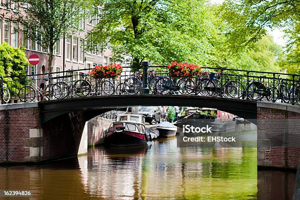 Photo libre de droit de Pont Sur Le Canal À Amsterdam banque d'images et plus d'images libres de droit de Amsterdam - Amsterdam, Canal - Eau vive, Capitales internationales