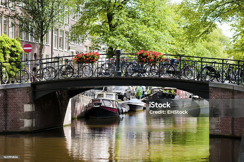 アムステルダムの運河の橋 - アムステルダムのロイヤリティフリーストックフォト