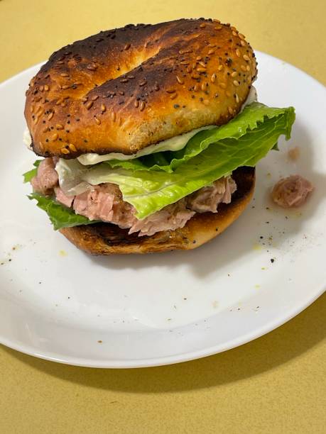 tonno su bagel tostato - tuna tuna salad bagel sandwich foto e immagini stock