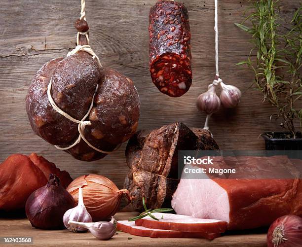 Vários Carne E Salsichas - Fotografias de stock e mais imagens de Pendurar - Pendurar, Salsicha, Presunto