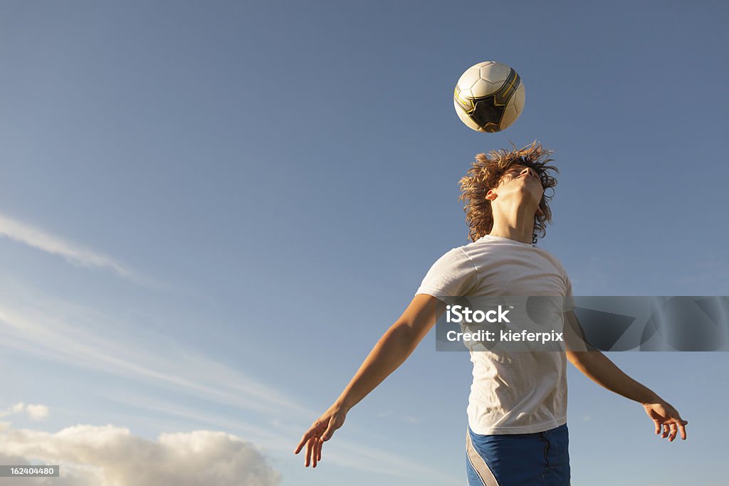 Joueur de football en direction de la balle - Photo de Football libre de droits