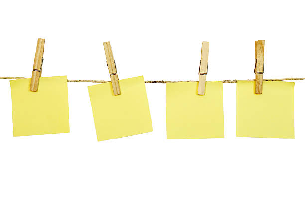 notas en blanco - adhesive note note pad clothespin reminder fotografías e imágenes de stock