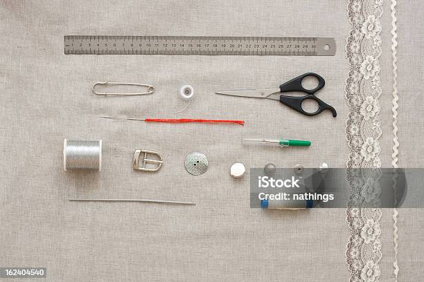 Швейные Инструменты И Embroidering — стоковые фотографии и другие картинки Белый - Белый, Булавка, В ряд