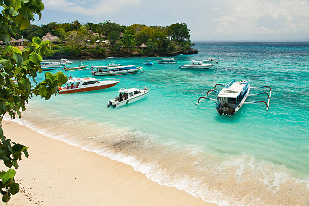 paisagem com barcos mar - nusa lembongan bali island beach - fotografias e filmes do acervo