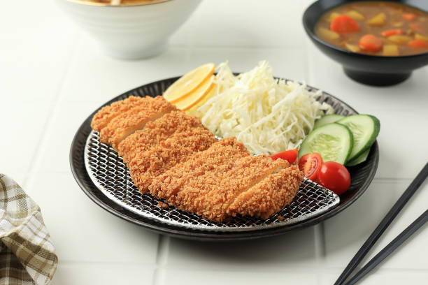 tonkatsu, frittiertes schweinekotelett. - tonkatsu stock-fotos und bilder